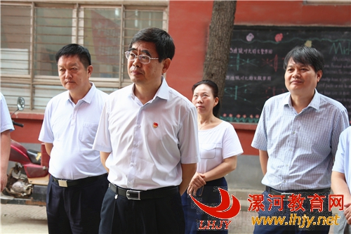 市人大常委会副主任周学功(中)一行在舞阳县保和二中察看